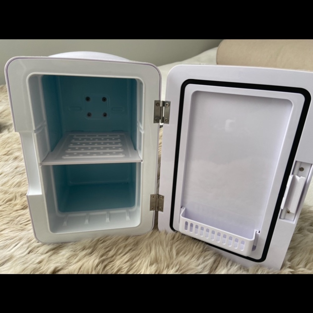 Personal Chiller LED Lighted Mini Fridge - Picture 6 of 9